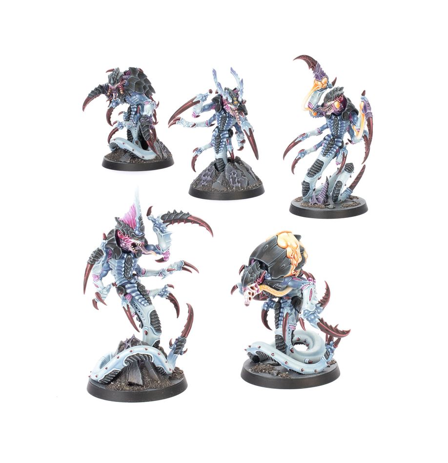 Kill team: raveners warhammer 40000. Con la bioforma mántifex, la mente colmena de los tiránidos ha creado un terror depredador serpentino capaz de excavar hasta la posición del enemigo y despedazarlo en una lluvia de garras y colmillos afiladísimos. Gracias a sus hiperadaptaciones y su aterradora velocidad, nada está a salvo del mántifex. Con este kit multicomponente de plástico puedes montar 5 mántifex para usarlos como agresivos agentes de élite en partidas de kill team o desplegarlos en tus ejércitos de tiránidos de warhammer 40,000. El kit incluye piezas para montar cinco mántifex combatientes o especialistas como el brutal demoledor, el hipersensorial guadaña trémula, el feroz escupeveneno y más.