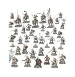 SPEARHEAD: SOULBLIGHT GRAVELORDS – DEATHRATTLE TOMB HOST WARHAMMER AGE OF SIGMAR. Las Huestes sepulcrales Repicahuesos ejemplifican el poderío militar de los reinos tumularios. Son creadas cuando los dominios de un Rey Tumulario se vacían para la guerra, armando a los ciudadanos no muertos con lanzas y espadas bajo el silencioso mando de su señor eterno. Responde a la llamada a las armas con esta caja, ideal para empezar o ampliar una colección de Necroseñores Pudrealmas de forma más económica que comprando los kits por separado. El ejército está liderado por un imponente Rey Tumulario que lucha al frente de sus hordas protegido por la experimentada Guardia Fúnebre. Una unidad de Caballeros Fúnebres carga para aplastar a las unidades más resistentes y tomar objetivos clave mientras una gran unidad de Esqueletos Repicahuesos controla el tablero y protege activos vitales. Estas miniaturas forman una Punta de lanza completa, lo que significa que podrás ponerte a disputar reñidas partidas tácticas y aplastar a los vivos nada más abrir la caja.