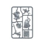 SPEARHEAD: SOULBLIGHT GRAVELORDS – DEATHRATTLE TOMB HOST WARHAMMER AGE OF SIGMAR. Las Huestes sepulcrales Repicahuesos ejemplifican el poderío militar de los reinos tumularios. Son creadas cuando los dominios de un Rey Tumulario se vacían para la guerra, armando a los ciudadanos no muertos con lanzas y espadas bajo el silencioso mando de su señor eterno. Responde a la llamada a las armas con esta caja, ideal para empezar o ampliar una colección de Necroseñores Pudrealmas de forma más económica que comprando los kits por separado. El ejército está liderado por un imponente Rey Tumulario que lucha al frente de sus hordas protegido por la experimentada Guardia Fúnebre. Una unidad de Caballeros Fúnebres carga para aplastar a las unidades más resistentes y tomar objetivos clave mientras una gran unidad de Esqueletos Repicahuesos controla el tablero y protege activos vitales. Estas miniaturas forman una Punta de lanza completa, lo que significa que podrás ponerte a disputar reñidas partidas tácticas y aplastar a los vivos nada más abrir la caja.