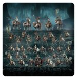 SPEARHEAD: SOULBLIGHT GRAVELORDS – DEATHRATTLE TOMB HOST WARHAMMER AGE OF SIGMAR. Las Huestes sepulcrales Repicahuesos ejemplifican el poderío militar de los reinos tumularios. Son creadas cuando los dominios de un Rey Tumulario se vacían para la guerra, armando a los ciudadanos no muertos con lanzas y espadas bajo el silencioso mando de su señor eterno. Responde a la llamada a las armas con esta caja, ideal para empezar o ampliar una colección de Necroseñores Pudrealmas de forma más económica que comprando los kits por separado. El ejército está liderado por un imponente Rey Tumulario que lucha al frente de sus hordas protegido por la experimentada Guardia Fúnebre. Una unidad de Caballeros Fúnebres carga para aplastar a las unidades más resistentes y tomar objetivos clave mientras una gran unidad de Esqueletos Repicahuesos controla el tablero y protege activos vitales. Estas miniaturas forman una Punta de lanza completa, lo que significa que podrás ponerte a disputar reñidas partidas tácticas y aplastar a los vivos nada más abrir la caja.