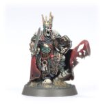 SPEARHEAD: SOULBLIGHT GRAVELORDS – DEATHRATTLE TOMB HOST WARHAMMER AGE OF SIGMAR. Las Huestes sepulcrales Repicahuesos ejemplifican el poderío militar de los reinos tumularios. Son creadas cuando los dominios de un Rey Tumulario se vacían para la guerra, armando a los ciudadanos no muertos con lanzas y espadas bajo el silencioso mando de su señor eterno. Responde a la llamada a las armas con esta caja, ideal para empezar o ampliar una colección de Necroseñores Pudrealmas de forma más económica que comprando los kits por separado. El ejército está liderado por un imponente Rey Tumulario que lucha al frente de sus hordas protegido por la experimentada Guardia Fúnebre. Una unidad de Caballeros Fúnebres carga para aplastar a las unidades más resistentes y tomar objetivos clave mientras una gran unidad de Esqueletos Repicahuesos controla el tablero y protege activos vitales. Estas miniaturas forman una Punta de lanza completa, lo que significa que podrás ponerte a disputar reñidas partidas tácticas y aplastar a los vivos nada más abrir la caja.