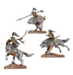 SPEARHEAD: GLOOMSPITE GITZ – SNARLPCK HUNTAZ WARHAMMER AGE OF SIGMAR. Cuando marcha en busca de nuevas tierras para su manada, un Jefe Gruñón cabalga a la cabeza de una selecta expedición conocida como Gruñemanada de Kazadorez. Un leal Zékito de Kabalgaloboz acompaña a su jefe junto a Gruñemanadaz de Caballería y Karrobramantez Robazolez. Golpean con presura en un frenesí de lanzas, garras y colmillos. Si quieres conquistar los Reinos Mortales bajo la atenta mirada de Fatigaz Karabrillante, esta caja es la forma perfecta de empezar o ampliar un ejército de Tipejoz Nokturnoz de forma más económica que comprando los kits por separado. Liderados por un maligno Jefe Gruñón en lobo y su Zékito de Kabalgaloboz, esta fuerza es vertiginosamente veloz. La agresiva Gruñemanada de Caballería avanza con presteza para tomar objetivos y debilitar a las unidades enemigas mientras los Karrobramantez Robazolez se abren paso despedazando a los blancos más duros. Estas miniaturas forman una Punta de lanza completa, lo que significa que podrás ponerte a disputar reñidas partidas tácticas y reclamar nuevos territorios nada más abrir la caja.
