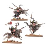 SPEARHEAD: GLOOMSPITE GITZ – SNARLPCK HUNTAZ WARHAMMER AGE OF SIGMAR. Cuando marcha en busca de nuevas tierras para su manada, un Jefe Gruñón cabalga a la cabeza de una selecta expedición conocida como Gruñemanada de Kazadorez. Un leal Zékito de Kabalgaloboz acompaña a su jefe junto a Gruñemanadaz de Caballería y Karrobramantez Robazolez. Golpean con presura en un frenesí de lanzas, garras y colmillos. Si quieres conquistar los Reinos Mortales bajo la atenta mirada de Fatigaz Karabrillante, esta caja es la forma perfecta de empezar o ampliar un ejército de Tipejoz Nokturnoz de forma más económica que comprando los kits por separado. Liderados por un maligno Jefe Gruñón en lobo y su Zékito de Kabalgaloboz, esta fuerza es vertiginosamente veloz. La agresiva Gruñemanada de Caballería avanza con presteza para tomar objetivos y debilitar a las unidades enemigas mientras los Karrobramantez Robazolez se abren paso despedazando a los blancos más duros. Estas miniaturas forman una Punta de lanza completa, lo que significa que podrás ponerte a disputar reñidas partidas tácticas y reclamar nuevos territorios nada más abrir la caja.