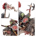SPEARHEAD: GLOOMSPITE GITZ – SNARLPCK HUNTAZ WARHAMMER AGE OF SIGMAR. Cuando marcha en busca de nuevas tierras para su manada, un Jefe Gruñón cabalga a la cabeza de una selecta expedición conocida como Gruñemanada de Kazadorez. Un leal Zékito de Kabalgaloboz acompaña a su jefe junto a Gruñemanadaz de Caballería y Karrobramantez Robazolez. Golpean con presura en un frenesí de lanzas, garras y colmillos. Si quieres conquistar los Reinos Mortales bajo la atenta mirada de Fatigaz Karabrillante, esta caja es la forma perfecta de empezar o ampliar un ejército de Tipejoz Nokturnoz de forma más económica que comprando los kits por separado. Liderados por un maligno Jefe Gruñón en lobo y su Zékito de Kabalgaloboz, esta fuerza es vertiginosamente veloz. La agresiva Gruñemanada de Caballería avanza con presteza para tomar objetivos y debilitar a las unidades enemigas mientras los Karrobramantez Robazolez se abren paso despedazando a los blancos más duros. Estas miniaturas forman una Punta de lanza completa, lo que significa que podrás ponerte a disputar reñidas partidas tácticas y reclamar nuevos territorios nada más abrir la caja.