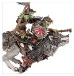 SPEARHEAD: GLOOMSPITE GITZ – SNARLPCK HUNTAZ WARHAMMER AGE OF SIGMAR. Cuando marcha en busca de nuevas tierras para su manada, un Jefe Gruñón cabalga a la cabeza de una selecta expedición conocida como Gruñemanada de Kazadorez. Un leal Zékito de Kabalgaloboz acompaña a su jefe junto a Gruñemanadaz de Caballería y Karrobramantez Robazolez. Golpean con presura en un frenesí de lanzas, garras y colmillos. Si quieres conquistar los Reinos Mortales bajo la atenta mirada de Fatigaz Karabrillante, esta caja es la forma perfecta de empezar o ampliar un ejército de Tipejoz Nokturnoz de forma más económica que comprando los kits por separado. Liderados por un maligno Jefe Gruñón en lobo y su Zékito de Kabalgaloboz, esta fuerza es vertiginosamente veloz. La agresiva Gruñemanada de Caballería avanza con presteza para tomar objetivos y debilitar a las unidades enemigas mientras los Karrobramantez Robazolez se abren paso despedazando a los blancos más duros. Estas miniaturas forman una Punta de lanza completa, lo que significa que podrás ponerte a disputar reñidas partidas tácticas y reclamar nuevos territorios nada más abrir la caja.