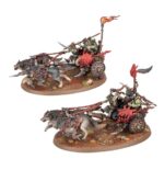 SPEARHEAD: GLOOMSPITE GITZ – SNARLPCK HUNTAZ WARHAMMER AGE OF SIGMAR. Cuando marcha en busca de nuevas tierras para su manada, un Jefe Gruñón cabalga a la cabeza de una selecta expedición conocida como Gruñemanada de Kazadorez. Un leal Zékito de Kabalgaloboz acompaña a su jefe junto a Gruñemanadaz de Caballería y Karrobramantez Robazolez. Golpean con presura en un frenesí de lanzas, garras y colmillos. Si quieres conquistar los Reinos Mortales bajo la atenta mirada de Fatigaz Karabrillante, esta caja es la forma perfecta de empezar o ampliar un ejército de Tipejoz Nokturnoz de forma más económica que comprando los kits por separado. Liderados por un maligno Jefe Gruñón en lobo y su Zékito de Kabalgaloboz, esta fuerza es vertiginosamente veloz. La agresiva Gruñemanada de Caballería avanza con presteza para tomar objetivos y debilitar a las unidades enemigas mientras los Karrobramantez Robazolez se abren paso despedazando a los blancos más duros. Estas miniaturas forman una Punta de lanza completa, lo que significa que podrás ponerte a disputar reñidas partidas tácticas y reclamar nuevos territorios nada más abrir la caja.