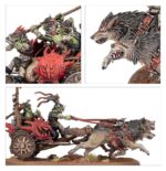 SPEARHEAD: GLOOMSPITE GITZ – SNARLPCK HUNTAZ WARHAMMER AGE OF SIGMAR. Cuando marcha en busca de nuevas tierras para su manada, un Jefe Gruñón cabalga a la cabeza de una selecta expedición conocida como Gruñemanada de Kazadorez. Un leal Zékito de Kabalgaloboz acompaña a su jefe junto a Gruñemanadaz de Caballería y Karrobramantez Robazolez. Golpean con presura en un frenesí de lanzas, garras y colmillos. Si quieres conquistar los Reinos Mortales bajo la atenta mirada de Fatigaz Karabrillante, esta caja es la forma perfecta de empezar o ampliar un ejército de Tipejoz Nokturnoz de forma más económica que comprando los kits por separado. Liderados por un maligno Jefe Gruñón en lobo y su Zékito de Kabalgaloboz, esta fuerza es vertiginosamente veloz. La agresiva Gruñemanada de Caballería avanza con presteza para tomar objetivos y debilitar a las unidades enemigas mientras los Karrobramantez Robazolez se abren paso despedazando a los blancos más duros. Estas miniaturas forman una Punta de lanza completa, lo que significa que podrás ponerte a disputar reñidas partidas tácticas y reclamar nuevos territorios nada más abrir la caja.