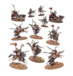 SPEARHEAD: GLOOMSPITE GITZ – SNARLPCK HUNTAZ WARHAMMER AGE OF SIGMAR. Cuando marcha en busca de nuevas tierras para su manada, un Jefe Gruñón cabalga a la cabeza de una selecta expedición conocida como Gruñemanada de Kazadorez. Un leal Zékito de Kabalgaloboz acompaña a su jefe junto a Gruñemanadaz de Caballería y Karrobramantez Robazolez. Golpean con presura en un frenesí de lanzas, garras y colmillos. Si quieres conquistar los Reinos Mortales bajo la atenta mirada de Fatigaz Karabrillante, esta caja es la forma perfecta de empezar o ampliar un ejército de Tipejoz Nokturnoz de forma más económica que comprando los kits por separado. Liderados por un maligno Jefe Gruñón en lobo y su Zékito de Kabalgaloboz, esta fuerza es vertiginosamente veloz. La agresiva Gruñemanada de Caballería avanza con presteza para tomar objetivos y debilitar a las unidades enemigas mientras los Karrobramantez Robazolez se abren paso despedazando a los blancos más duros. Estas miniaturas forman una Punta de lanza completa, lo que significa que podrás ponerte a disputar reñidas partidas tácticas y reclamar nuevos territorios nada más abrir la caja.