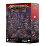 SPEARHEAD: GLOOMSPITE GITZ – SNARLPCK HUNTAZ WARHAMMER AGE OF SIGMAR. Cuando marcha en busca de nuevas tierras para su manada, un Jefe Gruñón cabalga a la cabeza de una selecta expedición conocida como Gruñemanada de Kazadorez. Un leal Zékito de Kabalgaloboz acompaña a su jefe junto a Gruñemanadaz de Caballería y Karrobramantez Robazolez. Golpean con presura en un frenesí de lanzas, garras y colmillos. Si quieres conquistar los Reinos Mortales bajo la atenta mirada de Fatigaz Karabrillante, esta caja es la forma perfecta de empezar o ampliar un ejército de Tipejoz Nokturnoz de forma más económica que comprando los kits por separado. Liderados por un maligno Jefe Gruñón en lobo y su Zékito de Kabalgaloboz, esta fuerza es vertiginosamente veloz. La agresiva Gruñemanada de Caballería avanza con presteza para tomar objetivos y debilitar a las unidades enemigas mientras los Karrobramantez Robazolez se abren paso despedazando a los blancos más duros. Estas miniaturas forman una Punta de lanza completa, lo que significa que podrás ponerte a disputar reñidas partidas tácticas y reclamar nuevos territorios nada más abrir la caja.