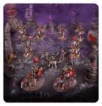 SPEARHEAD: GLOOMSPITE GITZ – SNARLPCK HUNTAZ WARHAMMER AGE OF SIGMAR. Cuando marcha en busca de nuevas tierras para su manada, un Jefe Gruñón cabalga a la cabeza de una selecta expedición conocida como Gruñemanada de Kazadorez. Un leal Zékito de Kabalgaloboz acompaña a su jefe junto a Gruñemanadaz de Caballería y Karrobramantez Robazolez. Golpean con presura en un frenesí de lanzas, garras y colmillos. Si quieres conquistar los Reinos Mortales bajo la atenta mirada de Fatigaz Karabrillante, esta caja es la forma perfecta de empezar o ampliar un ejército de Tipejoz Nokturnoz de forma más económica que comprando los kits por separado. Liderados por un maligno Jefe Gruñón en lobo y su Zékito de Kabalgaloboz, esta fuerza es vertiginosamente veloz. La agresiva Gruñemanada de Caballería avanza con presteza para tomar objetivos y debilitar a las unidades enemigas mientras los Karrobramantez Robazolez se abren paso despedazando a los blancos más duros. Estas miniaturas forman una Punta de lanza completa, lo que significa que podrás ponerte a disputar reñidas partidas tácticas y reclamar nuevos territorios nada más abrir la caja.