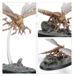 ASHWING HELAMITES WARHAMMER NECROMUNDA. Los Ashwing Helamites son más pequeños y están menos domesticados que los Dustbacks. Los Ash Waste Nomads los usan como guardianes, controlando estos macroinsectos con largos señuelos. Una vez plantados, los Ashwings tratan la zona como su territorio y atacan a todo aquel que se acerque. Con este kit multicomponente de plástico puedes montar dos Ashwing Helamites, feroces criaturas aladas, y un Ashwing Lure para tus bandas de Ash Waste Nomads de Necromunda. Su velocidad los hace ideales para emboscar a enemigos incautos, y el señuelo puede usarse para tender emboscadas o crear una zona peligrosa para los pandilleros enemigos en el campo de batalla. Ambos Ashwing Helamites pueden montarse en una peana escénica o sobre una varilla de volador. También se incluye una cabeza y Ashwing Lure con manto celeste que puede usarse con un miembro de la Ash Waste Nomads War Party, disponible por separado, para representar al responsable de estas bestias. El kit contiene 46 piezas de plástico, 2 peanas ovaladas Citadel de 60 mm x 35 mm, 1 peana redonda Citadel de 25 mm y 3 varillas de volador de 45 mm con ranura. Las miniaturas se proporcionan sin montar ni pintar. Recomendamos usar pegamento para plástico Citadel y pinturas Citadel Colour.