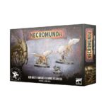 ASHWING HELAMITES WARHAMMER NECROMUNDA. Los Ashwing Helamites son más pequeños y están menos domesticados que los Dustbacks. Los Ash Waste Nomads los usan como guardianes, controlando estos macroinsectos con largos señuelos. Una vez plantados, los Ashwings tratan la zona como su territorio y atacan a todo aquel que se acerque. Con este kit multicomponente de plástico puedes montar dos Ashwing Helamites, feroces criaturas aladas, y un Ashwing Lure para tus bandas de Ash Waste Nomads de Necromunda. Su velocidad los hace ideales para emboscar a enemigos incautos, y el señuelo puede usarse para tender emboscadas o crear una zona peligrosa para los pandilleros enemigos en el campo de batalla. Ambos Ashwing Helamites pueden montarse en una peana escénica o sobre una varilla de volador. También se incluye una cabeza y Ashwing Lure con manto celeste que puede usarse con un miembro de la Ash Waste Nomads War Party, disponible por separado, para representar al responsable de estas bestias. El kit contiene 46 piezas de plástico, 2 peanas ovaladas Citadel de 60 mm x 35 mm, 1 peana redonda Citadel de 25 mm y 3 varillas de volador de 45 mm con ranura. Las miniaturas se proporcionan sin montar ni pintar. Recomendamos usar pegamento para plástico Citadel y pinturas Citadel Colour.