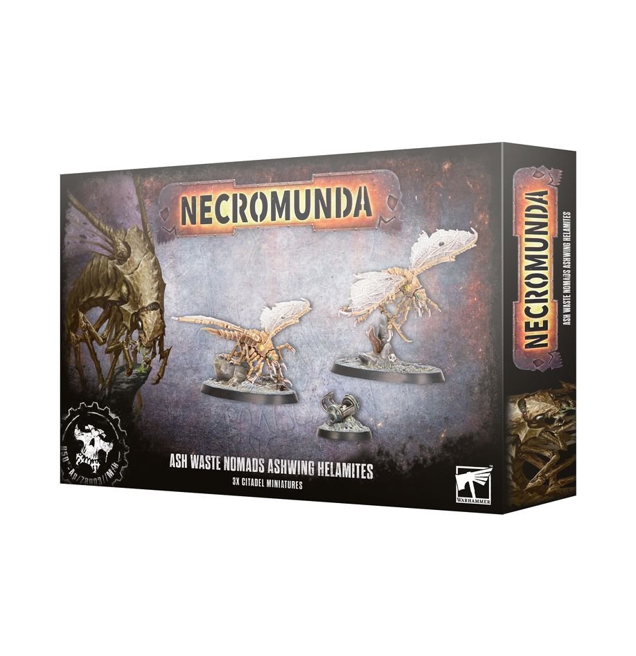ASHWING HELAMITES WARHAMMER NECROMUNDA. Los Ashwing Helamites son más pequeños y están menos domesticados que los Dustbacks. Los Ash Waste Nomads los usan como guardianes, controlando estos macroinsectos con largos señuelos. Una vez plantados, los Ashwings tratan la zona como su territorio y atacan a todo aquel que se acerque. Con este kit multicomponente de plástico puedes montar dos Ashwing Helamites, feroces criaturas aladas, y un Ashwing Lure para tus bandas de Ash Waste Nomads de Necromunda. Su velocidad los hace ideales para emboscar a enemigos incautos, y el señuelo puede usarse para tender emboscadas o crear una zona peligrosa para los pandilleros enemigos en el campo de batalla. Ambos Ashwing Helamites pueden montarse en una peana escénica o sobre una varilla de volador. También se incluye una cabeza y Ashwing Lure con manto celeste que puede usarse con un miembro de la Ash Waste Nomads War Party, disponible por separado, para representar al responsable de estas bestias. El kit contiene 46 piezas de plástico, 2 peanas ovaladas Citadel de 60 mm x 35 mm, 1 peana redonda Citadel de 25 mm y 3 varillas de volador de 45 mm con ranura. Las miniaturas se proporcionan sin montar ni pintar. Recomendamos usar pegamento para plástico Citadel y pinturas Citadel Colour.