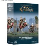 HELM HAMMERHAND™ KING OF ROHAN™ MIDDLE-EARTH .Helm Hammerhand es uno de los mayores reyes de la historia de Rohan, y su nombre ha inspirado incontables leyendas y canciones sobre sus heroicas hazañas. Helm es un rey guerrero noble pero testarudo, poco dispuesto a tolerar faltas de respeto y con un temperamento que en ocasiones le juega malas pasadas. Este carácter impulsivo es el que le lleva a matar accidentalmente a Freca después de que el Señor de la Marca Occidental cuestione su autoridad. Un solo puñetazo de Helm acabó al instante con la vida de Freca. Cuando el hijo de este reúne un ejército para atacar Edoras, Helm lidera a sus guerreros en la defensa de la ciudad sin mostrar temor alguno mientras emplea su gran fuerza y destreza marcial para proteger a su pueblo y acabar con quien osa intentar usurpar el trono de Rohan.