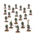 SOLAR AUXILIA: COMBAT FORCE WARHAMMER THE HORUS HERESY. La Solar Auxilia es una fuerza de combate de élite que confía en su superioridad numérica, tanto de infantería como de blindados pesados, para desgastar y eliminar a sus enemigos. Su equipo y accesorios están diseñados para luchar tanto en el vacío del espacio como en superficies planetarias, completamente sellados para protegerse del entorno, por hostil que sea. Si quieres mantener la línea para proteger al Emperador o unirte a la marcha para derrocarlo, esta caja es perfecta para empezar o ampliar una colección de la Solar Auxilia de forma más económica que comprando los kits por separado. Dentro encontrarás una Lasrifle Section, excelente para mantener objetivos y controlar el campo de batalla. Una Tactical Command Section los dirige en la batalla mientras los veloces Hermes Sentinels flanquean al enemigo. Un formidable Leman Russ Strike Tank proporciona fuego pesado de apoyo, forzando a tus enemigos a mantener la cabeza agachada con sus continuas andanadas.