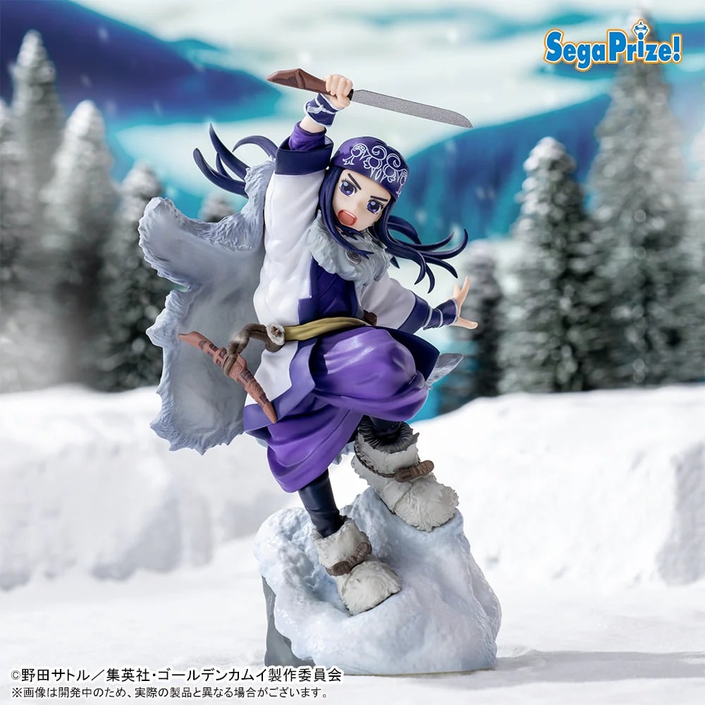 Asirpa golden kamuy xross link.  asirpa, hábil cazadora y compañera incondicional de sugimoto en golden kamuy, encarna la fuerza tranquila y la sabiduría ancestral de los ainu. Esta figura la captura en pleno ataque, con la espada en alto y la mirada feroz y decidida. Su grito de guerra y su pose dinámica dan vida a su espíritu guerrero. Lleva un detallado traje tradicional ainu de color púrpura intenso, que contrasta con la capa forrada de piel que le cae por la espalda. Está apoyada sobre una base nevada, con una postura lista para la acción. Los elementos culturales están meticulosamente esculpidos, desde la cinta para el pelo y las botas hasta la funda de la espada que lleva en la cintura. Aunque solo mide unos 11 cm de altura, la artesanía en la escultura y la pintura es impresionante. Esta figura, que forma parte de la colección xross link de sega, celebra la presencia única y la feroz determinación de asirpa en la dura naturaleza salvaje del norte.