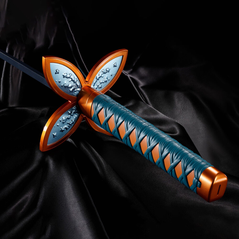 Nichirin sword shinobu kocho demon slayer: kimetsu no yaiba proplica. Tamashii nations presenta dentro de su línea proplica la réplica collectors shop a escala 1/1 de la espada nichirin de shinobu kocho del anime "demon slayer: kimetsu no yaiba" ("guardianes de la noche" en españa). Esta fiel recreación captura la elegancia del arma de la espadachina de élite con todo lujo de detalles. Incluye 2x modos de exhibición: shinobu kocho el pilar del insecto y castillo infinito. El set incluye 1x funda especial, 1x pedestal de exhibición y 1x manual de instrucciones. Fabricada en abs y piezas de fundición a presión, la espada mide aproximadamente 88 cm de largo. Incluye una gran variedad de sonidos, entre ellos, frases de la serie, temas musicales y efectos con listado incluido en el manual. Requiere 2x pilas aa (no incluidas). Unidades limitadas