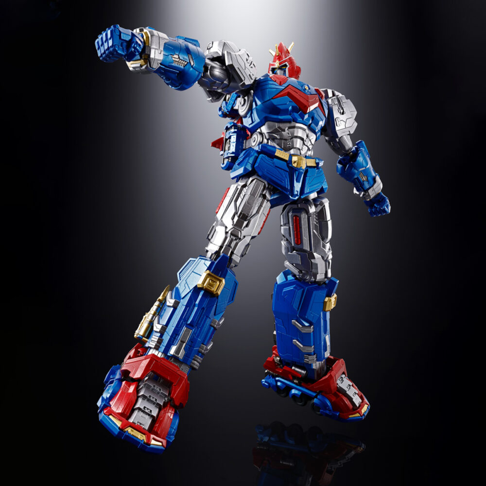 Gx-118 voltes v legacy soul of chogokin. Tamashii nations presenta dentro de su línea soul of chogokin la figura de voltes v basada en su aparición en la serie de televisión "voltes v: legacy" que recrea el anime clásico "super electromagnetic machine voltes v". Esta figura se ha diseñado según el aspecto de la serie y recreándola con la calidad habitual de esta colección. Está fabricada con abs, pvc y una aleación metálica. Tiene una altura total aproximada de 24 cm y se forma por la combinación de 5x vehículos: volt cruiser, volt bomber y volt panzer como torso, volt frigate como cintura y piernas y volt lander completa la figura como pies. Cuenta con mecanismos móviles en su estado combinado que le permite asumir una gran variedad de poses. Incluye diversos accesorios adicionales como 4x pares de manos intercambiables, 1x espada heaven, 2x cadenas ultra electromagnéticas (fabricadas con material flexible), 2x peonzas con cuchillas acoplables a la punta de las cadenas y piezas adicionales que permiten sujetar armas con ambas manos cuando se acopla el voltes bazooka como brazo. Además, gracias a las partes en ángulo de las muñecas puede posar con la espada heaven alzada o hacia abajo. También se incluye un 1x set completo de piezas para el modo tanque y 1x pedestal para exponer tanto la figura completada como los cinco vehículos que la componen por separado. Unidades limitadas.