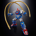 GX-118 VOLTES V LEGACY SOUL OF CHOGOKIN. Tamashii Nations presenta dentro de su línea Soul Of Chogokin la figura de Voltes V basada en su aparición en la serie de televisión "Voltes V: Legacy" que recrea el anime clásico "Super Electromagnetic Machine Voltes V". Esta figura se ha diseñado según el aspecto de la serie y recreándola con la calidad habitual de esta colección. Está fabricada con ABS, PVC y una aleación metálica. Tiene una altura total aproximada de 24 cm y se forma por la combinación de 5x vehículos: Volt Cruiser, Volt Bomber y Volt Panzer como torso, Volt Frigate como cintura y piernas y Volt Lander completa la figura como pies. Cuenta con mecanismos móviles en su estado combinado que le permite asumir una gran variedad de poses. Incluye diversos accesorios adicionales como 4x pares de manos intercambiables, 1x espada Heaven, 2x cadenas ultra electromagnéticas (fabricadas con material flexible), 2x peonzas con cuchillas acoplables a la punta de las cadenas y piezas adicionales que permiten sujetar armas con ambas manos cuando se acopla el Voltes Bazooka como brazo. Además, gracias a las partes en ángulo de las muñecas puede posar con la espada Heaven alzada o hacia abajo. También se incluye un 1x set completo de piezas para el modo Tanque y 1x pedestal para exponer tanto la figura completada como los cinco vehículos que la componen por separado. UNIDADES LIMITADAS.