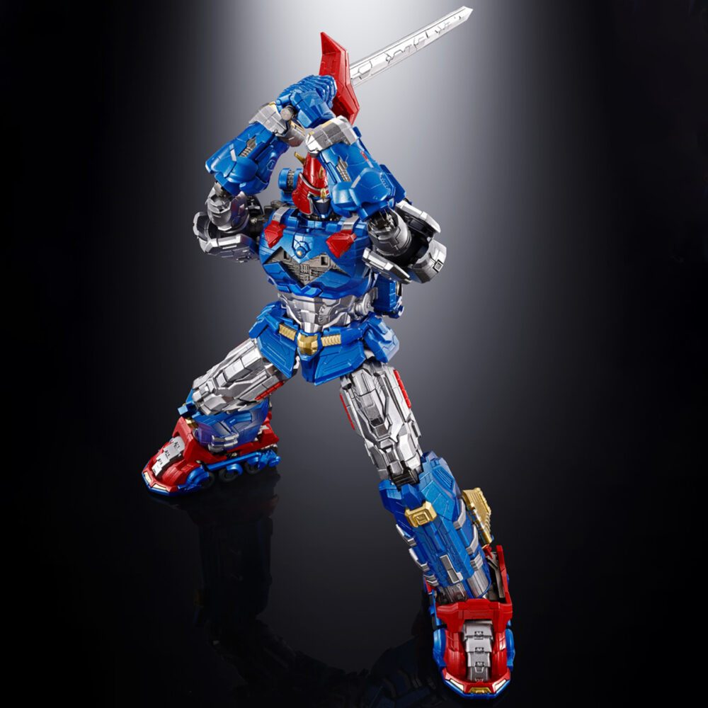 Gx-118 voltes v legacy soul of chogokin. Tamashii nations presenta dentro de su línea soul of chogokin la figura de voltes v basada en su aparición en la serie de televisión "voltes v: legacy" que recrea el anime clásico "super electromagnetic machine voltes v". Esta figura se ha diseñado según el aspecto de la serie y recreándola con la calidad habitual de esta colección. Está fabricada con abs, pvc y una aleación metálica. Tiene una altura total aproximada de 24 cm y se forma por la combinación de 5x vehículos: volt cruiser, volt bomber y volt panzer como torso, volt frigate como cintura y piernas y volt lander completa la figura como pies. Cuenta con mecanismos móviles en su estado combinado que le permite asumir una gran variedad de poses. Incluye diversos accesorios adicionales como 4x pares de manos intercambiables, 1x espada heaven, 2x cadenas ultra electromagnéticas (fabricadas con material flexible), 2x peonzas con cuchillas acoplables a la punta de las cadenas y piezas adicionales que permiten sujetar armas con ambas manos cuando se acopla el voltes bazooka como brazo. Además, gracias a las partes en ángulo de las muñecas puede posar con la espada heaven alzada o hacia abajo. También se incluye un 1x set completo de piezas para el modo tanque y 1x pedestal para exponer tanto la figura completada como los cinco vehículos que la componen por separado. Unidades limitadas.