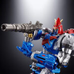 GX-118 VOLTES V LEGACY SOUL OF CHOGOKIN. Tamashii Nations presenta dentro de su línea Soul Of Chogokin la figura de Voltes V basada en su aparición en la serie de televisión "Voltes V: Legacy" que recrea el anime clásico "Super Electromagnetic Machine Voltes V". Esta figura se ha diseñado según el aspecto de la serie y recreándola con la calidad habitual de esta colección. Está fabricada con ABS, PVC y una aleación metálica. Tiene una altura total aproximada de 24 cm y se forma por la combinación de 5x vehículos: Volt Cruiser, Volt Bomber y Volt Panzer como torso, Volt Frigate como cintura y piernas y Volt Lander completa la figura como pies. Cuenta con mecanismos móviles en su estado combinado que le permite asumir una gran variedad de poses. Incluye diversos accesorios adicionales como 4x pares de manos intercambiables, 1x espada Heaven, 2x cadenas ultra electromagnéticas (fabricadas con material flexible), 2x peonzas con cuchillas acoplables a la punta de las cadenas y piezas adicionales que permiten sujetar armas con ambas manos cuando se acopla el Voltes Bazooka como brazo. Además, gracias a las partes en ángulo de las muñecas puede posar con la espada Heaven alzada o hacia abajo. También se incluye un 1x set completo de piezas para el modo Tanque y 1x pedestal para exponer tanto la figura completada como los cinco vehículos que la componen por separado. UNIDADES LIMITADAS.