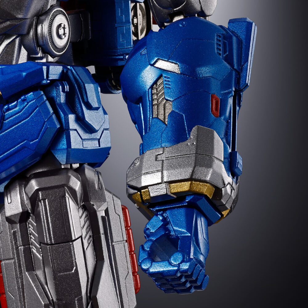 Gx-118 voltes v legacy soul of chogokin. Tamashii nations presenta dentro de su línea soul of chogokin la figura de voltes v basada en su aparición en la serie de televisión "voltes v: legacy" que recrea el anime clásico "super electromagnetic machine voltes v". Esta figura se ha diseñado según el aspecto de la serie y recreándola con la calidad habitual de esta colección. Está fabricada con abs, pvc y una aleación metálica. Tiene una altura total aproximada de 24 cm y se forma por la combinación de 5x vehículos: volt cruiser, volt bomber y volt panzer como torso, volt frigate como cintura y piernas y volt lander completa la figura como pies. Cuenta con mecanismos móviles en su estado combinado que le permite asumir una gran variedad de poses. Incluye diversos accesorios adicionales como 4x pares de manos intercambiables, 1x espada heaven, 2x cadenas ultra electromagnéticas (fabricadas con material flexible), 2x peonzas con cuchillas acoplables a la punta de las cadenas y piezas adicionales que permiten sujetar armas con ambas manos cuando se acopla el voltes bazooka como brazo. Además, gracias a las partes en ángulo de las muñecas puede posar con la espada heaven alzada o hacia abajo. También se incluye un 1x set completo de piezas para el modo tanque y 1x pedestal para exponer tanto la figura completada como los cinco vehículos que la componen por separado. Unidades limitadas.