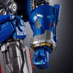 GX-118 VOLTES V LEGACY SOUL OF CHOGOKIN. Tamashii Nations presenta dentro de su línea Soul Of Chogokin la figura de Voltes V basada en su aparición en la serie de televisión "Voltes V: Legacy" que recrea el anime clásico "Super Electromagnetic Machine Voltes V". Esta figura se ha diseñado según el aspecto de la serie y recreándola con la calidad habitual de esta colección. Está fabricada con ABS, PVC y una aleación metálica. Tiene una altura total aproximada de 24 cm y se forma por la combinación de 5x vehículos: Volt Cruiser, Volt Bomber y Volt Panzer como torso, Volt Frigate como cintura y piernas y Volt Lander completa la figura como pies. Cuenta con mecanismos móviles en su estado combinado que le permite asumir una gran variedad de poses. Incluye diversos accesorios adicionales como 4x pares de manos intercambiables, 1x espada Heaven, 2x cadenas ultra electromagnéticas (fabricadas con material flexible), 2x peonzas con cuchillas acoplables a la punta de las cadenas y piezas adicionales que permiten sujetar armas con ambas manos cuando se acopla el Voltes Bazooka como brazo. Además, gracias a las partes en ángulo de las muñecas puede posar con la espada Heaven alzada o hacia abajo. También se incluye un 1x set completo de piezas para el modo Tanque y 1x pedestal para exponer tanto la figura completada como los cinco vehículos que la componen por separado. UNIDADES LIMITADAS.