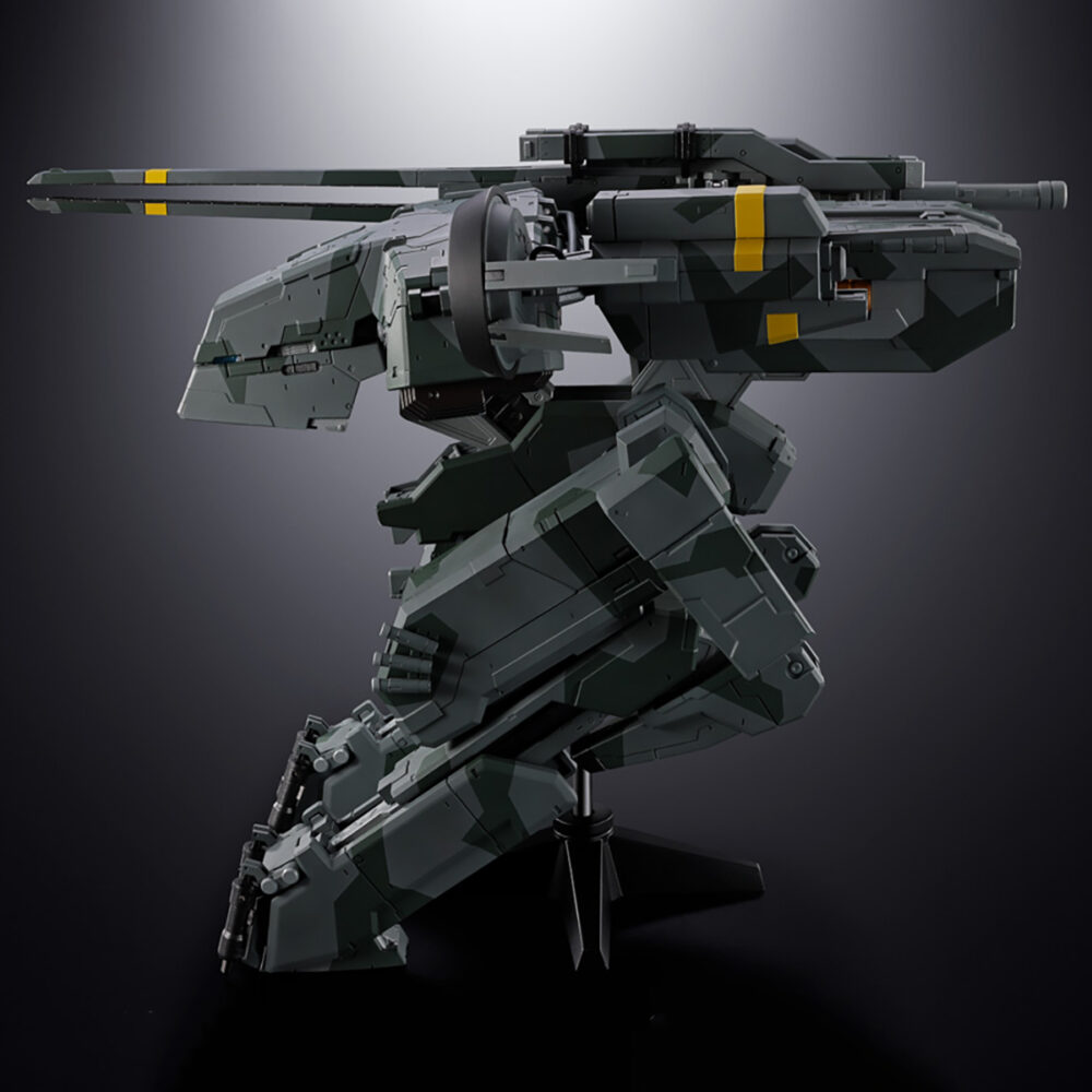 Metal gear rex metal gear solid chogokin. Amashii nations incorpora a la línea chogokin el icónico metal gear rex del videojuego "metal gear solid". Esta figura mide unos 17,5 cm de altura y combina abs con piezas fabricadas con una aleación metálica que le proporciona una textura y una solidez similares a las de un arma. Cuenta con una carcasa detallada con patrones de camuflaje pintados, un cañón de riel de aproximadamente 26 cm, movilidad independiente en las púas de fundición, numerosas articulaciones en sus piernas y funciones de iluminación integradas en su cabeza. Incluye un pedestal especial para exposición con dos tipos de articulaciones de soporte. Requiere 3x pilas lr44 (incluidas para prueba). Unidades limitadas.