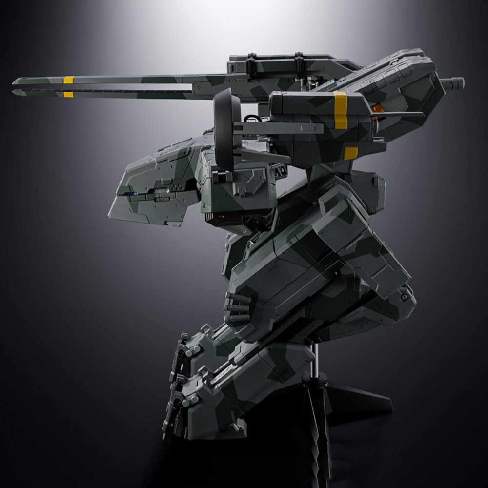Metal gear rex metal gear solid chogokin. Amashii nations incorpora a la línea chogokin el icónico metal gear rex del videojuego "metal gear solid". Esta figura mide unos 17,5 cm de altura y combina abs con piezas fabricadas con una aleación metálica que le proporciona una textura y una solidez similares a las de un arma. Cuenta con una carcasa detallada con patrones de camuflaje pintados, un cañón de riel de aproximadamente 26 cm, movilidad independiente en las púas de fundición, numerosas articulaciones en sus piernas y funciones de iluminación integradas en su cabeza. Incluye un pedestal especial para exposición con dos tipos de articulaciones de soporte. Requiere 3x pilas lr44 (incluidas para prueba). Unidades limitadas.