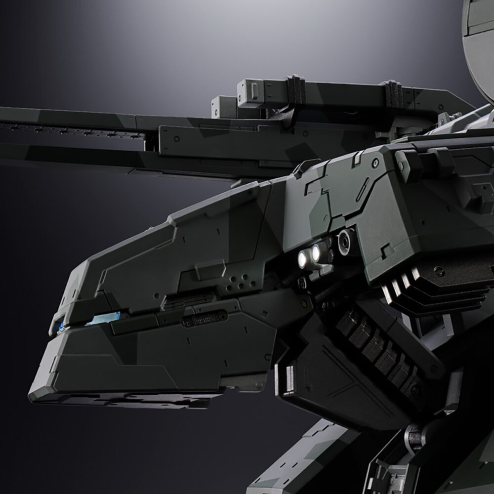 Metal gear rex metal gear solid chogokin. Amashii nations incorpora a la línea chogokin el icónico metal gear rex del videojuego "metal gear solid". Esta figura mide unos 17,5 cm de altura y combina abs con piezas fabricadas con una aleación metálica que le proporciona una textura y una solidez similares a las de un arma. Cuenta con una carcasa detallada con patrones de camuflaje pintados, un cañón de riel de aproximadamente 26 cm, movilidad independiente en las púas de fundición, numerosas articulaciones en sus piernas y funciones de iluminación integradas en su cabeza. Incluye un pedestal especial para exposición con dos tipos de articulaciones de soporte. Requiere 3x pilas lr44 (incluidas para prueba). Unidades limitadas.
