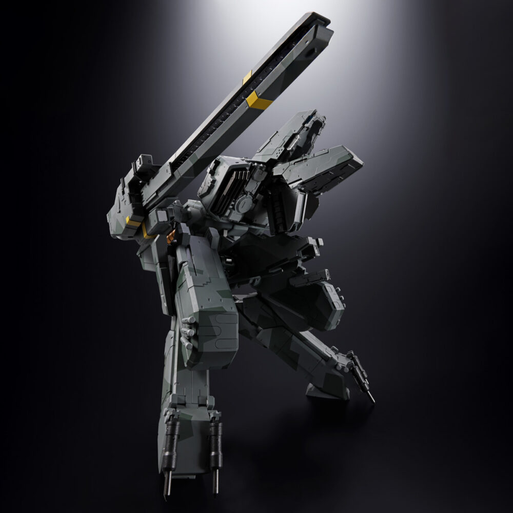 Metal gear rex metal gear solid chogokin. Amashii nations incorpora a la línea chogokin el icónico metal gear rex del videojuego "metal gear solid". Esta figura mide unos 17,5 cm de altura y combina abs con piezas fabricadas con una aleación metálica que le proporciona una textura y una solidez similares a las de un arma. Cuenta con una carcasa detallada con patrones de camuflaje pintados, un cañón de riel de aproximadamente 26 cm, movilidad independiente en las púas de fundición, numerosas articulaciones en sus piernas y funciones de iluminación integradas en su cabeza. Incluye un pedestal especial para exposición con dos tipos de articulaciones de soporte. Requiere 3x pilas lr44 (incluidas para prueba). Unidades limitadas.