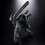 METAL GEAR REX METAL GEAR SOLID CHOGOKIN. amashii Nations incorpora a la línea Chogokin el icónico Metal Gear REX del videojuego "Metal Gear Solid". Esta figura mide unos 17,5 cm de altura y combina ABS con piezas fabricadas con una aleación metálica que le proporciona una textura y una solidez similares a las de un arma. Cuenta con una carcasa detallada con patrones de camuflaje pintados, un cañón de riel de aproximadamente 26 cm, movilidad independiente en las púas de fundición, numerosas articulaciones en sus piernas y funciones de iluminación integradas en su cabeza. Incluye un pedestal especial para exposición con dos tipos de articulaciones de soporte. Requiere 3x pilas LR44 (incluidas para prueba). UNIDADES LIMITADAS.