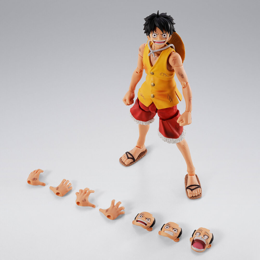 MONKEY D LUFFY MARINEFORD ONE PIECE SH FIGUART. Tamashii Nations presenta dentro de su línea S.H.Figuarts la versión Marineford de la figura de Monkey D. Luffy, protagonista del anime "One Piece". Tiene una altura aproximada de 14,5 cm y está fabricada en PVC y ABS. Incluye 2x manos intercambiables, 3x placas faciales adicionales (una de ellas llorando) y 1x sombrero de paja con cordón. Gracias a la articulación avanzada de eje móvil y el uso de piezas flexibles, es posible recrear las intensas escenas de la batalla del arco argumental Marineford con gran dinamismo. UNIDADES LIMITADAS.