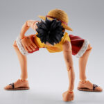 MONKEY D LUFFY MARINEFORD ONE PIECE SH FIGUART. Tamashii Nations presenta dentro de su línea S.H.Figuarts la versión Marineford de la figura de Monkey D. Luffy, protagonista del anime "One Piece". Tiene una altura aproximada de 14,5 cm y está fabricada en PVC y ABS. Incluye 2x manos intercambiables, 3x placas faciales adicionales (una de ellas llorando) y 1x sombrero de paja con cordón. Gracias a la articulación avanzada de eje móvil y el uso de piezas flexibles, es posible recrear las intensas escenas de la batalla del arco argumental Marineford con gran dinamismo. UNIDADES LIMITADAS.