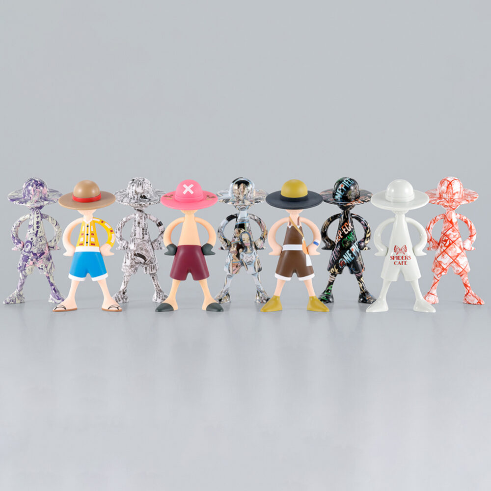 MEMORIES OF ADVENTURE VOLUMEN 2 ONE PIECE LUFFYS. Tamashii Nations ofrece el segundo volumen del surtido de figuras de Luffy, formado por 10 modelos diferentes presentados en caja cerrada, por lo que será imposible saber el modelo que hay en el interior de cada caja hasta que se abra. Las figuras tienen un tamaño de 8,5 cm. (escala 1/20 de la altura de Luffy), y están estampadas por la parte delantera mientras que en la parte trasera llevan el logo de la colección, 3 de los diseños están inspirados en los protagonistas de la serie, uno en el logo "Spider Cafe" y en 5 se utiliza tecnología de impresión por transferencia de presión de agua, por lo que cada surtido contará con 5 figuras con patrones concretos pero diseños únicos. Por último, una de las figuras del surtido cuenta con un diseño secreto. UNIDADES LIMITADAS