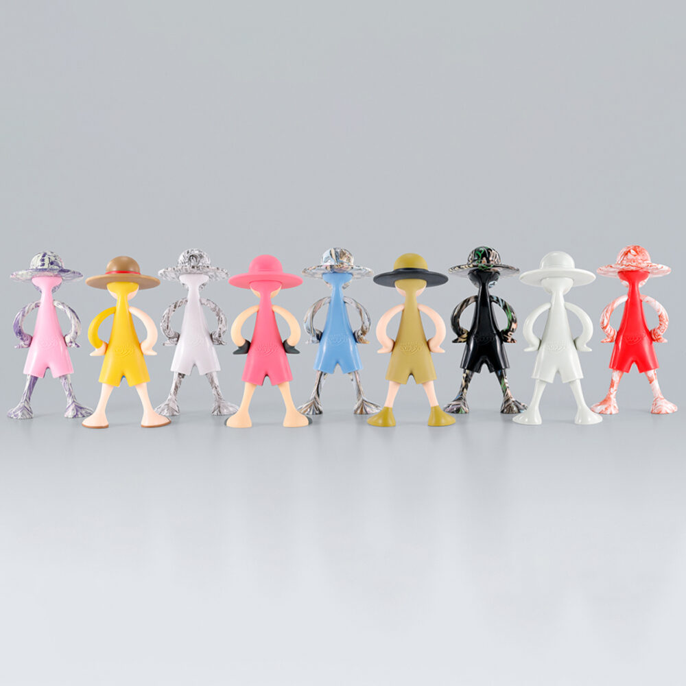 Memories of adventure volumen 2 one piece luffys. Tamashii nations ofrece el segundo volumen del surtido de figuras de luffy, formado por 10 modelos diferentes presentados en caja cerrada, por lo que será imposible saber el modelo que hay en el interior de cada caja hasta que se abra. Las figuras tienen un tamaño de 8,5 cm. (escala 1/20 de la altura de luffy), y están estampadas por la parte delantera mientras que en la parte trasera llevan el logo de la colección, 3 de los diseños están inspirados en los protagonistas de la serie, uno en el logo "spider cafe" y en 5 se utiliza tecnología de impresión por transferencia de presión de agua, por lo que cada surtido contará con 5 figuras con patrones concretos pero diseños únicos. Por último, una de las figuras del surtido cuenta con un diseño secreto. Unidades limitadas
