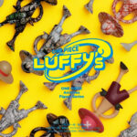 MEMORIES OF ADVENTURE VOLUMEN 2 ONE PIECE LUFFYS. Tamashii Nations ofrece el segundo volumen del surtido de figuras de Luffy, formado por 10 modelos diferentes presentados en caja cerrada, por lo que será imposible saber el modelo que hay en el interior de cada caja hasta que se abra. Las figuras tienen un tamaño de 8,5 cm. (escala 1/20 de la altura de Luffy), y están estampadas por la parte delantera mientras que en la parte trasera llevan el logo de la colección, 3 de los diseños están inspirados en los protagonistas de la serie, uno en el logo "Spider Cafe" y en 5 se utiliza tecnología de impresión por transferencia de presión de agua, por lo que cada surtido contará con 5 figuras con patrones concretos pero diseños únicos. Por último, una de las figuras del surtido cuenta con un diseño secreto. UNIDADES LIMITADAS