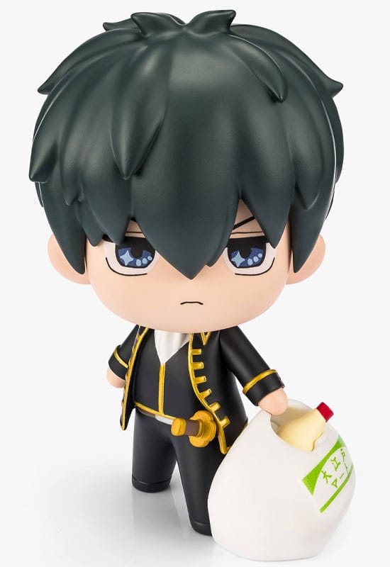 HIJIKATA TOUSHIROU GINTAMA TEKUPIKU. Esta adorable figura captura a Hijikata con su característico bolso grande y sus ojos brillantes y emocionados, como si estuviera listo para una salida. Con un diseño independiente fácil de exhibir y un tamaño compacto que cabe perfectamente en la palma de la mano, es una pieza encantadora para disfrutar tanto en el día a día como para formar parte de tu colección.