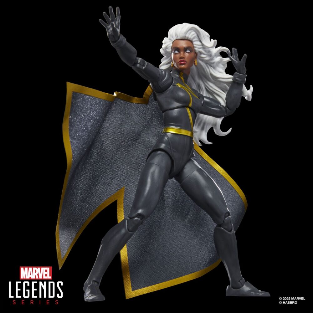 STROM X-MEN MARVEL LEGENDS SERIES. Hasbro añade a su línea Marvel Legends Series la figura de Storm, una de las mutantes más poderosas del universo Marvel, inspirada en el aspecto que lucía en los comics cuando la Patrulla-X estuvo refugiada en el interior de Australia. Esta figura mide 15 cm y presenta un diseño premium con más de 20 puntos de articulación que le proporcionan un amplio rango de movilidad. Incluye 2x puños alternativos, 2x manos con efectos de rayos y 1x capa de tela que permite recrear poses dinámicas. Se presenta en embalaje tipo blíster con diseño retro. UNIDADES LIMITADAS.