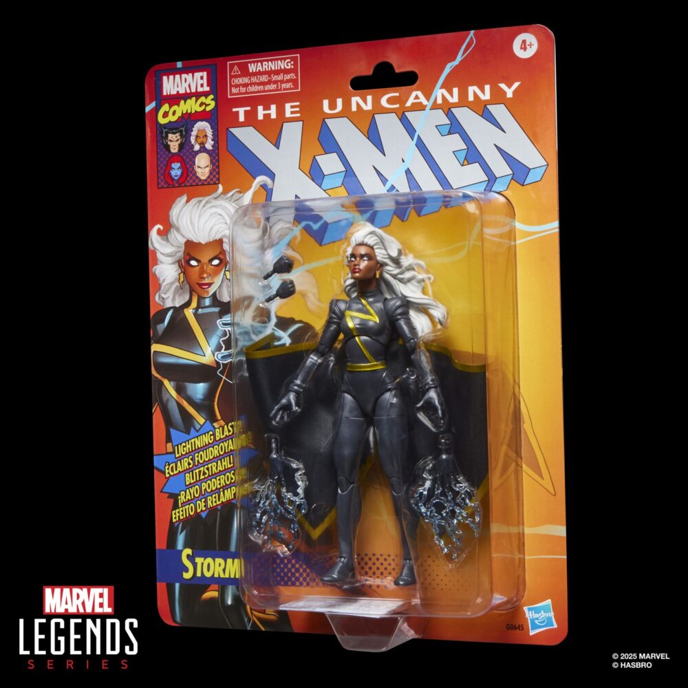 STROM X-MEN MARVEL LEGENDS SERIES. Hasbro añade a su línea Marvel Legends Series la figura de Storm, una de las mutantes más poderosas del universo Marvel, inspirada en el aspecto que lucía en los comics cuando la Patrulla-X estuvo refugiada en el interior de Australia. Esta figura mide 15 cm y presenta un diseño premium con más de 20 puntos de articulación que le proporcionan un amplio rango de movilidad. Incluye 2x puños alternativos, 2x manos con efectos de rayos y 1x capa de tela que permite recrear poses dinámicas. Se presenta en embalaje tipo blíster con diseño retro. UNIDADES LIMITADAS.