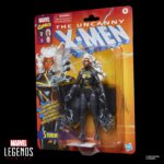 STROM X-MEN MARVEL LEGENDS SERIES. Hasbro añade a su línea Marvel Legends Series la figura de Storm, una de las mutantes más poderosas del universo Marvel, inspirada en el aspecto que lucía en los comics cuando la Patrulla-X estuvo refugiada en el interior de Australia. Esta figura mide 15 cm y presenta un diseño premium con más de 20 puntos de articulación que le proporcionan un amplio rango de movilidad. Incluye 2x puños alternativos, 2x manos con efectos de rayos y 1x capa de tela que permite recrear poses dinámicas. Se presenta en embalaje tipo blíster con diseño retro. UNIDADES LIMITADAS.