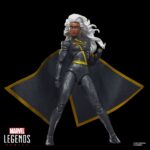 STROM X-MEN MARVEL LEGENDS SERIES. Hasbro añade a su línea Marvel Legends Series la figura de Storm, una de las mutantes más poderosas del universo Marvel, inspirada en el aspecto que lucía en los comics cuando la Patrulla-X estuvo refugiada en el interior de Australia. Esta figura mide 15 cm y presenta un diseño premium con más de 20 puntos de articulación que le proporcionan un amplio rango de movilidad. Incluye 2x puños alternativos, 2x manos con efectos de rayos y 1x capa de tela que permite recrear poses dinámicas. Se presenta en embalaje tipo blíster con diseño retro. UNIDADES LIMITADAS.