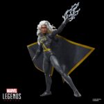 STROM X-MEN MARVEL LEGENDS SERIES. Hasbro añade a su línea Marvel Legends Series la figura de Storm, una de las mutantes más poderosas del universo Marvel, inspirada en el aspecto que lucía en los comics cuando la Patrulla-X estuvo refugiada en el interior de Australia. Esta figura mide 15 cm y presenta un diseño premium con más de 20 puntos de articulación que le proporcionan un amplio rango de movilidad. Incluye 2x puños alternativos, 2x manos con efectos de rayos y 1x capa de tela que permite recrear poses dinámicas. Se presenta en embalaje tipo blíster con diseño retro. UNIDADES LIMITADAS.