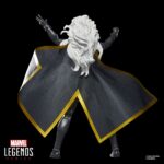 STROM X-MEN MARVEL LEGENDS SERIES. Hasbro añade a su línea Marvel Legends Series la figura de Storm, una de las mutantes más poderosas del universo Marvel, inspirada en el aspecto que lucía en los comics cuando la Patrulla-X estuvo refugiada en el interior de Australia. Esta figura mide 15 cm y presenta un diseño premium con más de 20 puntos de articulación que le proporcionan un amplio rango de movilidad. Incluye 2x puños alternativos, 2x manos con efectos de rayos y 1x capa de tela que permite recrear poses dinámicas. Se presenta en embalaje tipo blíster con diseño retro. UNIDADES LIMITADAS.