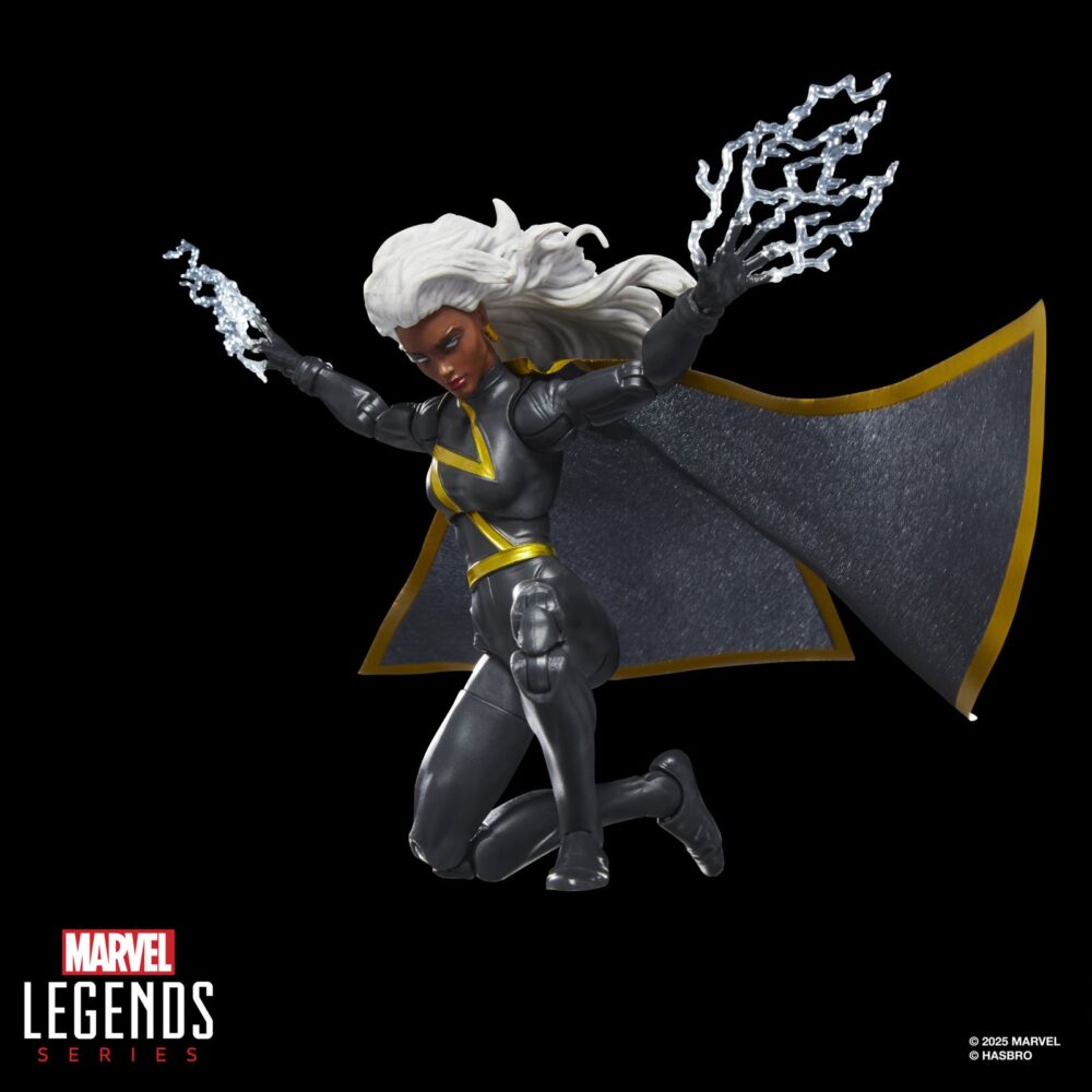 Strom x-men marvel legends series. Hasbro añade a su línea marvel legends series la figura de storm, una de las mutantes más poderosas del universo marvel, inspirada en el aspecto que lucía en los comics cuando la patrulla-x estuvo refugiada en el interior de australia. Esta figura mide 15 cm y presenta un diseño premium con más de 20 puntos de articulación que le proporcionan un amplio rango de movilidad. Incluye 2x puños alternativos, 2x manos con efectos de rayos y 1x capa de tela que permite recrear poses dinámicas. Se presenta en embalaje tipo blíster con diseño retro. Unidades limitadas.