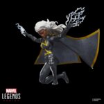 STROM X-MEN MARVEL LEGENDS SERIES. Hasbro añade a su línea Marvel Legends Series la figura de Storm, una de las mutantes más poderosas del universo Marvel, inspirada en el aspecto que lucía en los comics cuando la Patrulla-X estuvo refugiada en el interior de Australia. Esta figura mide 15 cm y presenta un diseño premium con más de 20 puntos de articulación que le proporcionan un amplio rango de movilidad. Incluye 2x puños alternativos, 2x manos con efectos de rayos y 1x capa de tela que permite recrear poses dinámicas. Se presenta en embalaje tipo blíster con diseño retro. UNIDADES LIMITADAS.