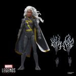 STROM X-MEN MARVEL LEGENDS SERIES. Hasbro añade a su línea Marvel Legends Series la figura de Storm, una de las mutantes más poderosas del universo Marvel, inspirada en el aspecto que lucía en los comics cuando la Patrulla-X estuvo refugiada en el interior de Australia. Esta figura mide 15 cm y presenta un diseño premium con más de 20 puntos de articulación que le proporcionan un amplio rango de movilidad. Incluye 2x puños alternativos, 2x manos con efectos de rayos y 1x capa de tela que permite recrear poses dinámicas. Se presenta en embalaje tipo blíster con diseño retro. UNIDADES LIMITADAS.