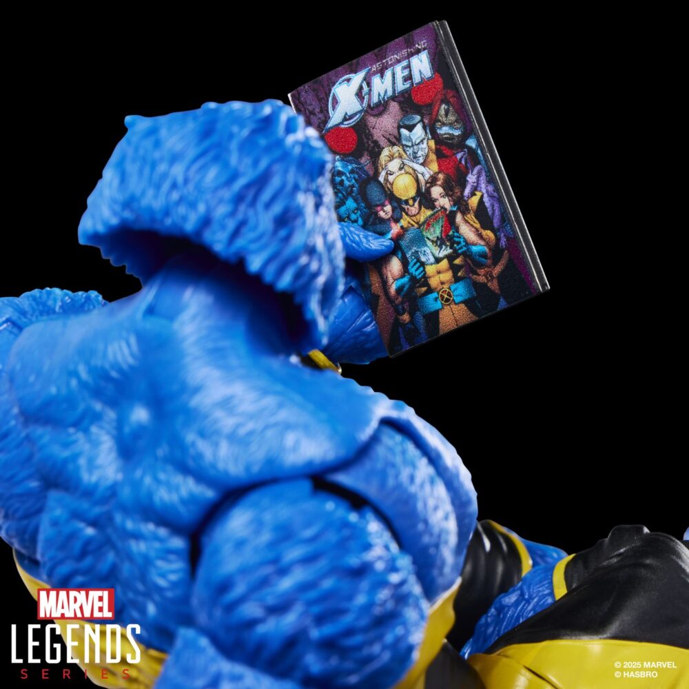 Beast x-men astonishing marvel legends series. Se une a la línea marvel legends series la figura del mutante bestia. Mide 15 cm y cuenta con más de 20 puntos de articulación. Está inspirada en su apariencia en los cómics "astonishing x-men". Incluye 1x cabeza alternativa, 1x par de manos extras y 1x réplica a escala del cómic con la portada de "astonishing x-men saga" de 2006. Cuenta con más de 20 puntos de articulación para recrear poses dinámicas. Se presenta en un blíster ilustrado estilo retro. Unidades limitadas