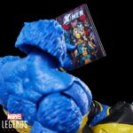 BEAST X-MEN ASTONISHING MARVEL LEGENDS SERIES. Se une a la línea Marvel Legends Series la figura del mutante Bestia. Mide 15 cm y cuenta con más de 20 puntos de articulación. Está inspirada en su apariencia en los cómics "Astonishing X-Men". Incluye 1x cabeza alternativa, 1x par de manos extras y 1x réplica a escala del cómic con la portada de "Astonishing X-Men Saga" de 2006. Cuenta con más de 20 puntos de articulación para recrear poses dinámicas. Se presenta en un blíster ilustrado estilo retro. UNIDADES LIMITADAS