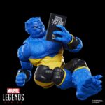 BEAST X-MEN ASTONISHING MARVEL LEGENDS SERIES. Se une a la línea Marvel Legends Series la figura del mutante Bestia. Mide 15 cm y cuenta con más de 20 puntos de articulación. Está inspirada en su apariencia en los cómics "Astonishing X-Men". Incluye 1x cabeza alternativa, 1x par de manos extras y 1x réplica a escala del cómic con la portada de "Astonishing X-Men Saga" de 2006. Cuenta con más de 20 puntos de articulación para recrear poses dinámicas. Se presenta en un blíster ilustrado estilo retro. UNIDADES LIMITADAS